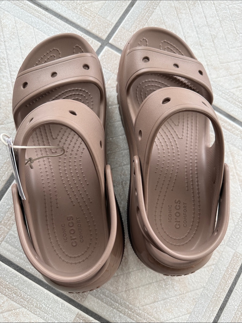 CROCS Woman’s beige size 10 W Sandel - Picture 3 of 12